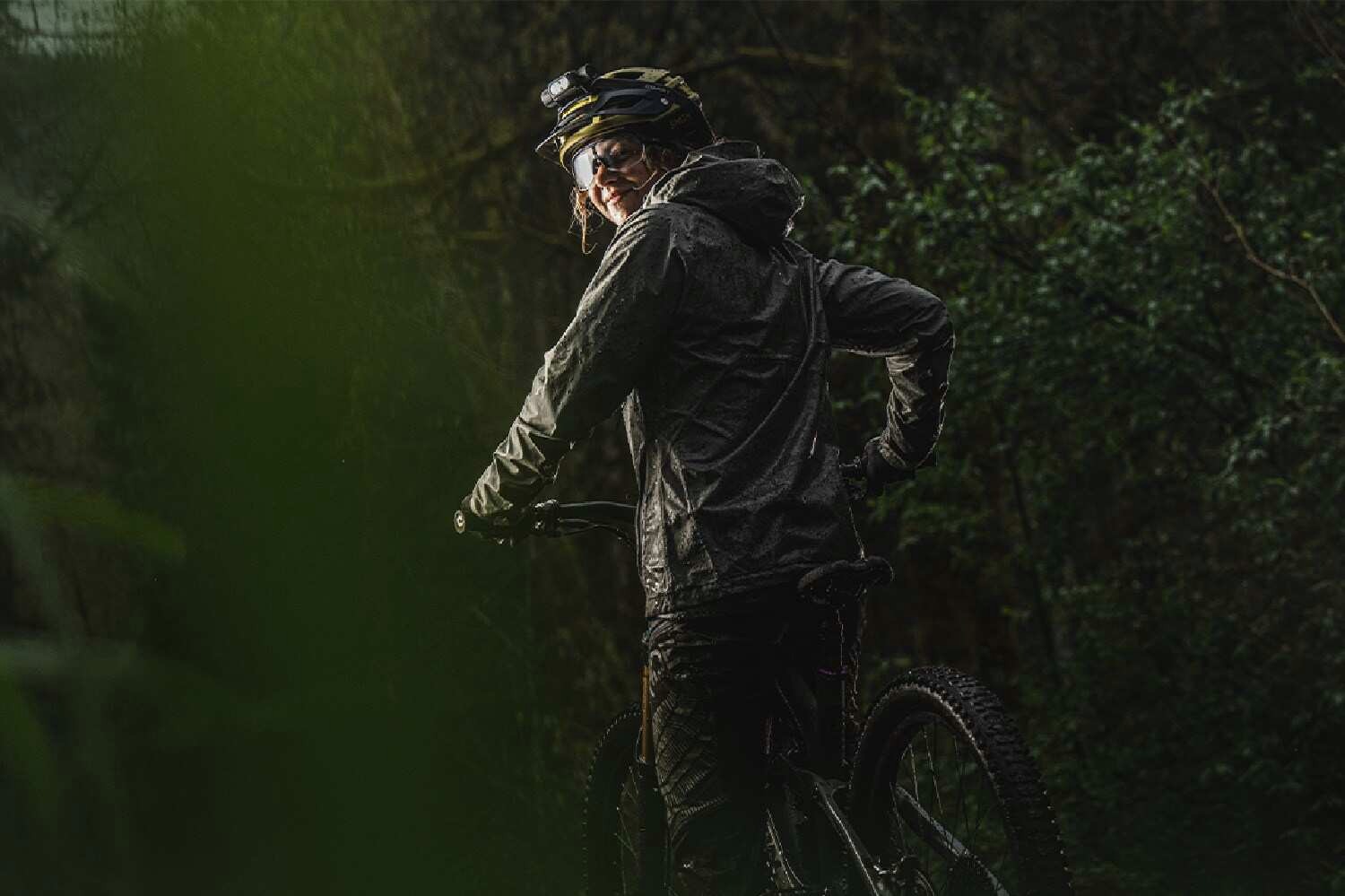 Coast WPH32R 2,000-Lumen Rechargeable Headlamp view 5